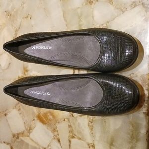 Aerosols sure grip black slip resistant resturant shoes fits 6.5 or 7